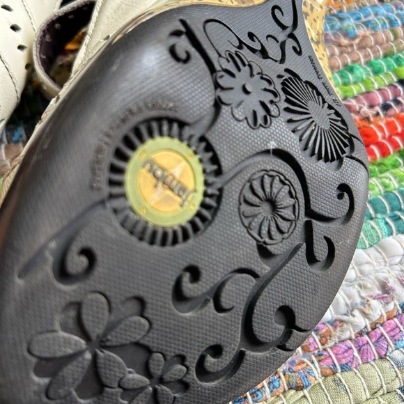 Jambu Cream Sandals with Intricate Cutout Design - Picture 12 of 15